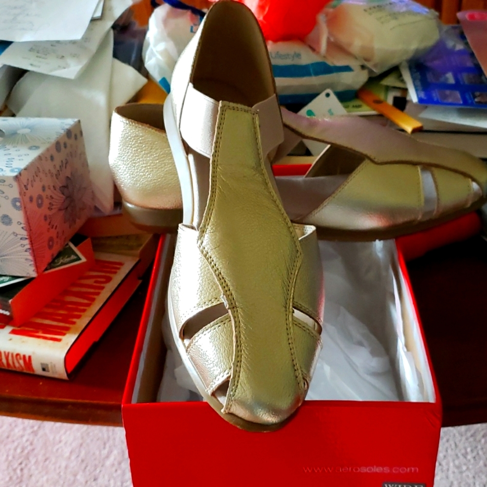 Aerosols sandals, gold, leather, size 10 1/2w